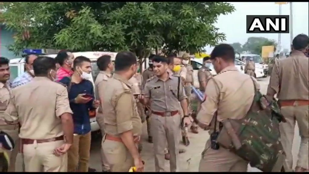 UP के कानपुर से बुरी खबर, बदमाश पकड़ने गयी पुलिस टीम पर हमला, CO सहित 8 शहीद, प्रदेश में सनसनी