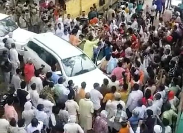 अलीगढ़ में इगलास के BJP विधायक और थाना प्रभारी के बीच मारपीट, भाजपाइयों ने थाना घेरा