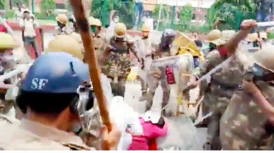 योगी सरकार के खिलाफ सपाइयों का हल्लाबोल, पुलिस ने किया लाठीचार्ज, इस जिले में दर्जनों गिरफ्तार-