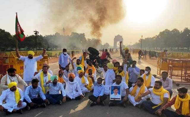 पंजाब युवा कांग्रेस का कृषि कानून के विरोध में इंडिया गेट पर प्रदर्शन, ट्रैक्टर में लगाई आग
