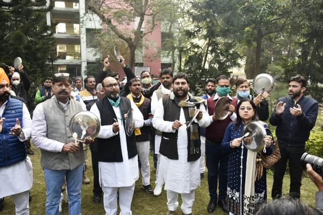 किसान दिवस पर UP कांग्रेस ने किया भाजपा सरकार का विरोध, सांसदों-विधायकों के घर प्रदर्शन से पहले रोके गए अजय लल्‍लू