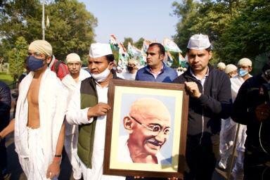 महात्मा गांधी की पुण्यतिथि पर युवा कांग्रेस ने निकाला अहिंसा मार्च, श्रीनिवास बोले- ‘BJP और RSS से गांधी के देश को बचाना प्रत्येक नागरिक का कर्त्तव्य’