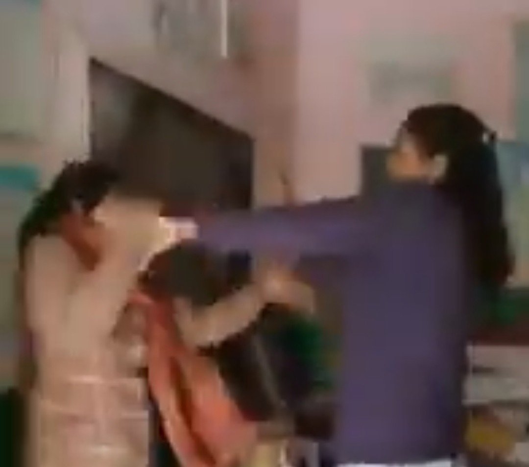 बुलन्दशहर : स्कूल में शिक्षिकाओं के बीच हाथापाई का वीडियो सोशल मीडिया पर वायरल