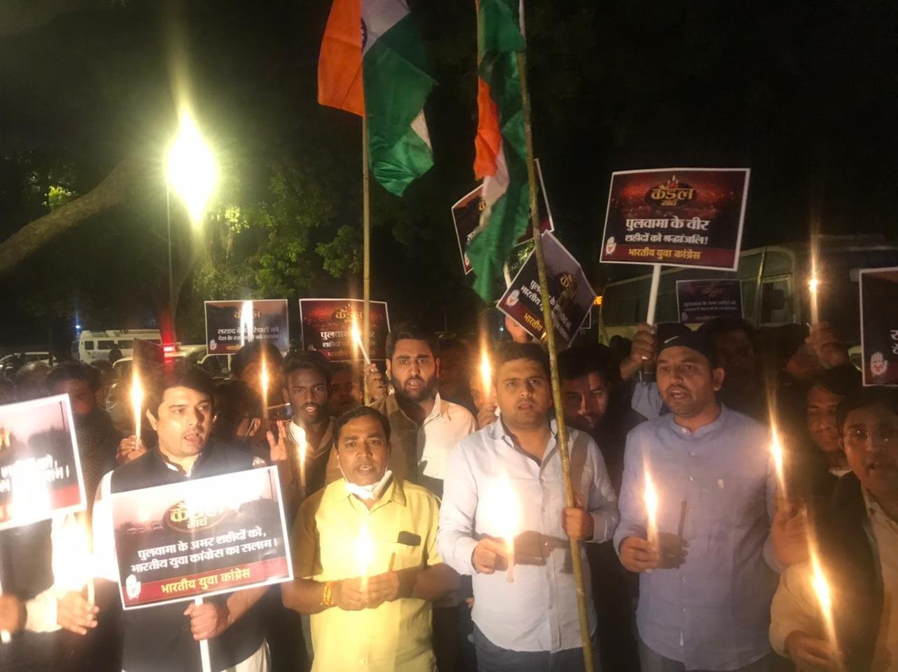 पुलवामा के वीर शहीदों की याद में IYC ने दिल्ली में निकाला कैंडल मार्च, श्रीनिवास ने मोदी सरकार पर लगाया ये बड़ा आरोप-