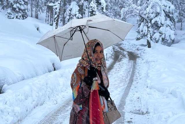 कश्मीर घूम रहीं अलका लांबा, बोलीं- ‘यह भारत का दिल है, यहाँ की खूबसूरती देखने लायक’, देखिये उनकी यह वायरल फोटो-