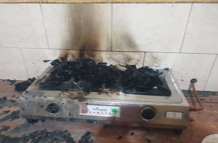 राजस्थान से बड़ी खबर : तहसीलदार ने चूल्हे पर जला दिए 20 लाख रुपये, फिर हुआ ये-