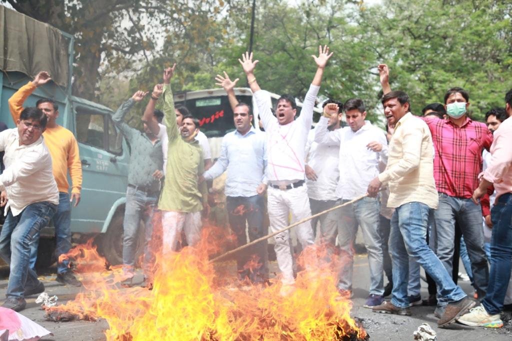 BJP सांसद साक्षी महाराज के किसान विरोधी बयान के खिलाफ भारतीय युवा कांग्रेस ने किया विरोध प्रदर्शन
