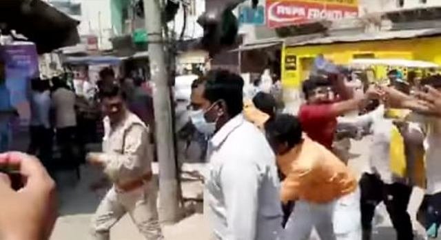 मथुरा में पुलिसकर्मियों को BJP-RSS कार्यकर्ताओं ने जमकर कूटा, महिला नेता ने कोतवाल पर चलाई चप्पल, सत्ता दवाब में पुलिस पर ही कार्यवाही, 2 सस्पेंड, 5 पर FIR