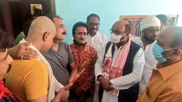 वाराणसी में मृतक कांग्रेस नेता के परिजनों से मिले अजय लल्लू,  बोले- बोले-‘UP जंगलराज में तब्दील हो गया है और मुख्यमंत्री चुनावी रैली करने में व्यस्त हैं’