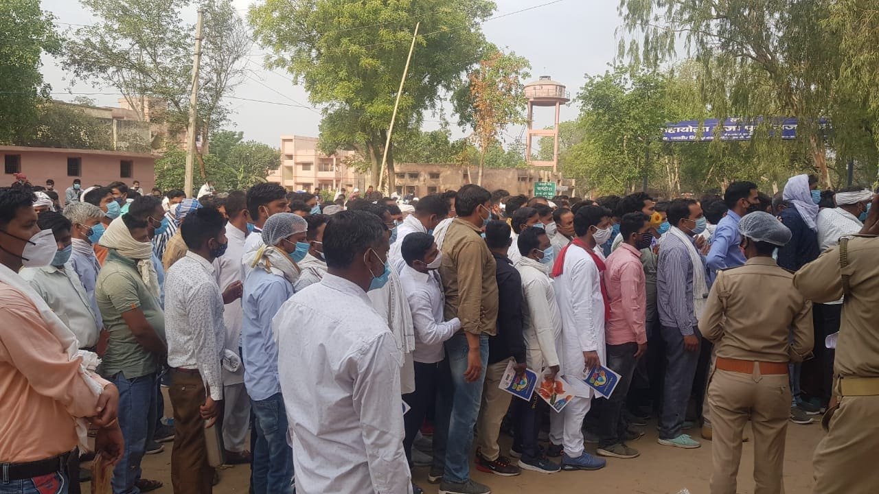 पंचायत चुनाव : SC के आदेश की अलीगढ में उड़ी धज्जियाँ, मतगणना में नहीं दिखीं सोशल  डिस्टेंसिंग