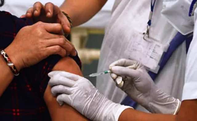 पढ़िए अलका लांबा ने क्यों कहा- ‘पाकिस्तान, बांग्लादेश से भी टीका लगवाने लोग भारी संख्या में UP आ रहे हैं’