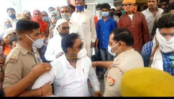 अलीगढ़ में कांग्रेस नेता राजेश राज जीवन की हो रहीं चर्चाएं, लोगों के लिए पुलिस से झड़प के बाद विपक्ष का बड़ा चेहरा बनकर उभरे