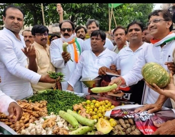 PM मोदी के जन्मदिन पर बुलंदशहर युवा कांग्रेस ने मनाया बेरोजगार दिवस, सब्जी बेचकर जताया आक्रोश