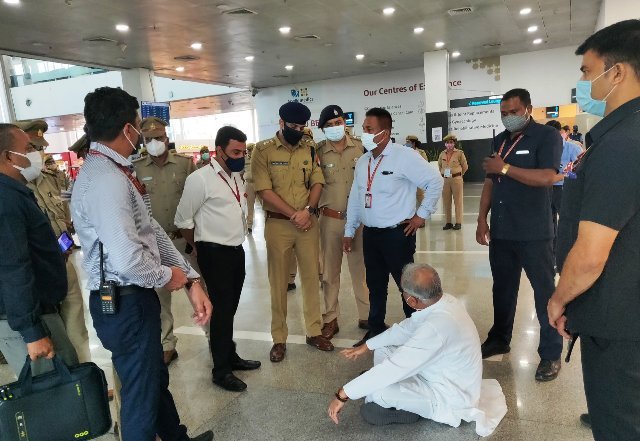 योगी सरकार की तानाशाही : लखनऊ एयरपोर्ट पर छत्तीसगढ़ के CM भूपेश बघेल को रोका, धरने पर