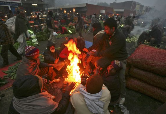 पहाड़ों में बर्फबारी व बारिश के बाद दिल्ली और यूपी समेत मैदानी क्षेत्रों में बढ़ी ठंड से लोग परेशान