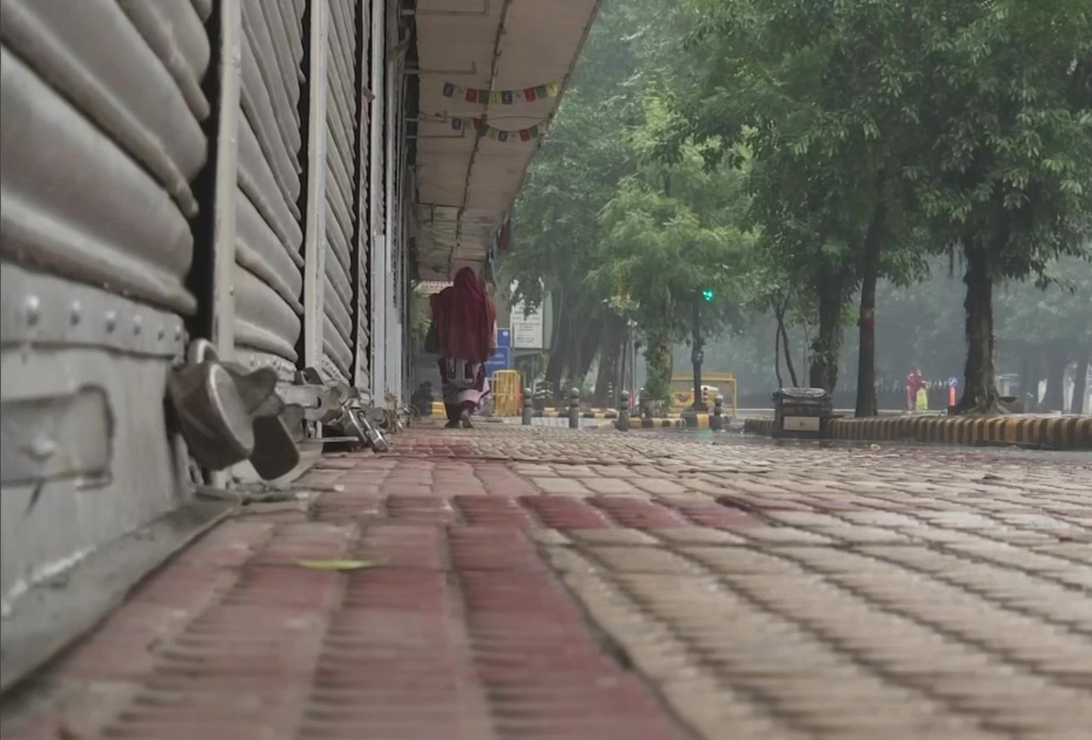 दिल्ली: वीकेंड लॉकडाउन लागू, जानें सरकार ने किस चीज पर लगाई पाबंदी और किस पर दी छूट