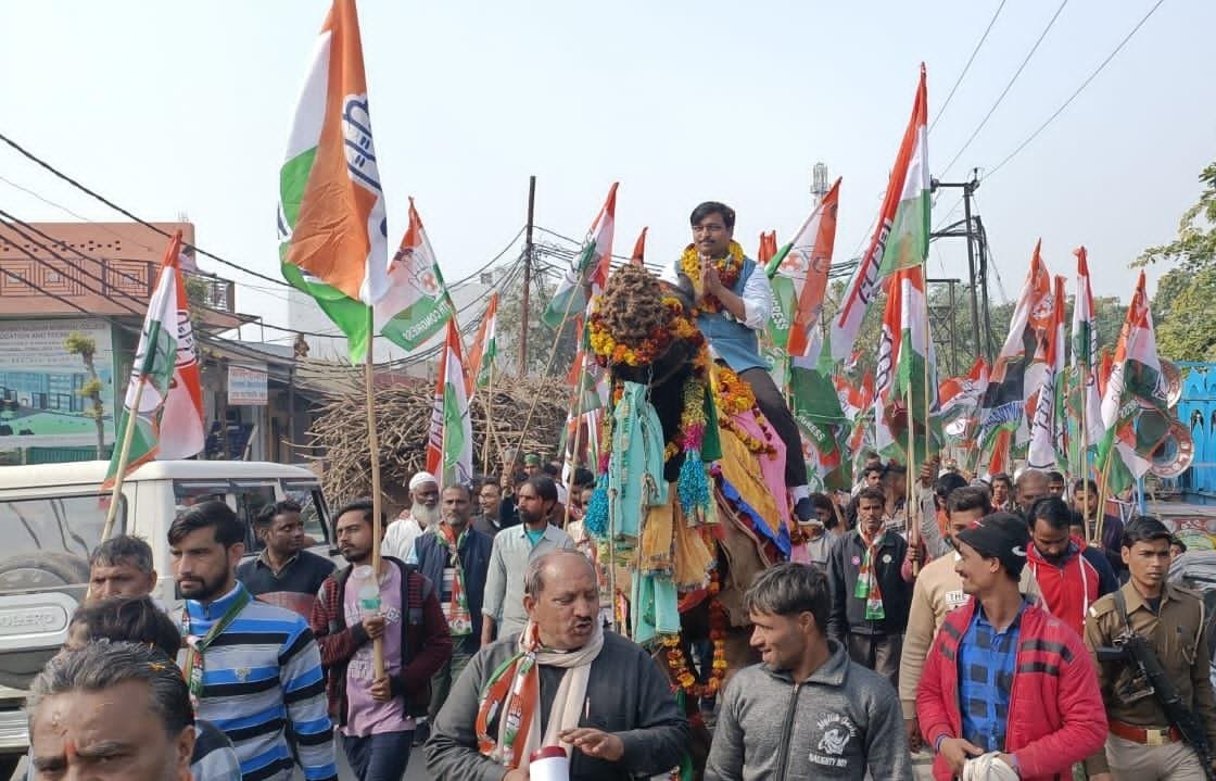 यूपी चुनाव: ऊंट पर बैठकर वोट मांगने निकले शिकारपुर से कांग्रेस प्रत्याशी जियाउर्रहमान, स्वागत में उमड़ा सैलाब