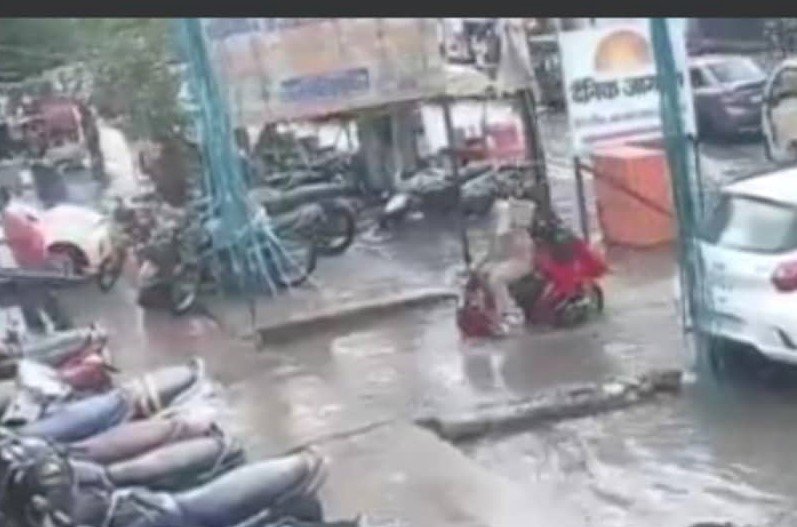 सैंकड़ों करोड़ खर्च के बाद भी नरक सिटी बना अलीगढ, स्कूटी समेत गड्ढे में गिरे दंपती, वीडियो हुआ वायरल