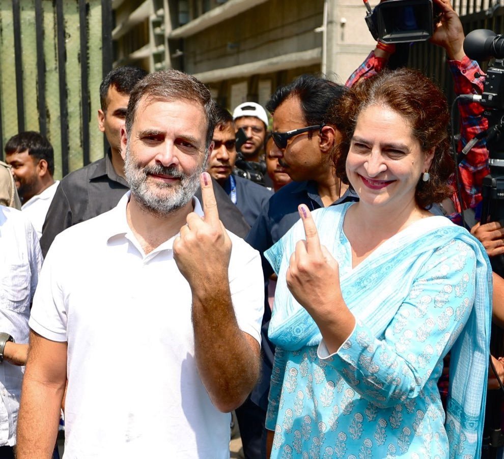 प्रियंका गांधी और उनके बेटे-बेटी ने लाइन में लगकर किया मतदान, सोनिया-राहुल ने बूथ के बाहर ली सेल्फी