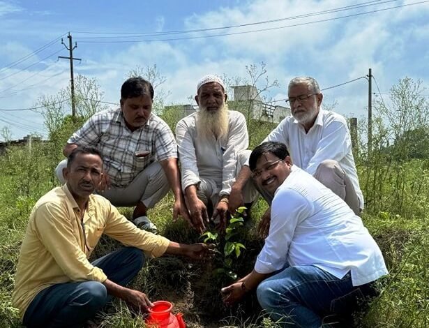 बुलंदशहर : युवा कांग्रेस के स्थापना दिवस पर जियाउर्रहमान ने किया पौधारोपण